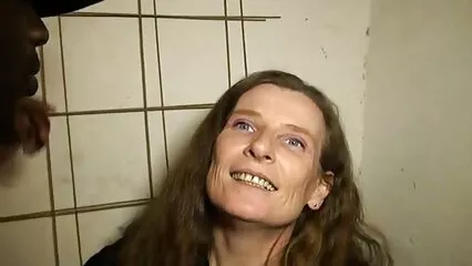 Una hermosa mujer de grandes pechos vio a porno madura mexicana su padrastro masturbándose y no pudo superarlo.