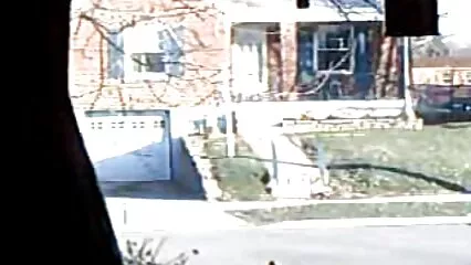 Después de que el ladrón comete un error maduras mexicanas amateur en el edificio, corre hacia la secretaria tetona.