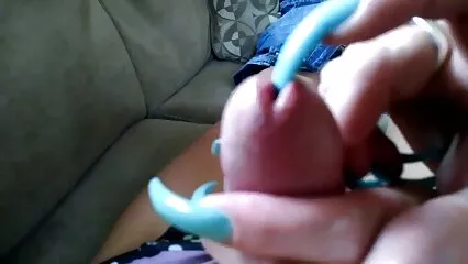 Una sirvienta en ropa interior sexy se entrega sexo mujeres maduras mexicanas al baño.