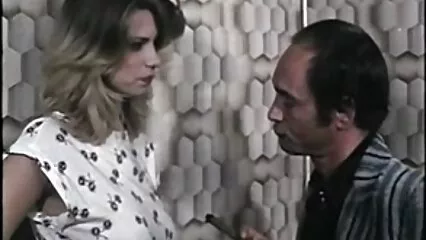 La esposa señoras mexicanas xxx seduce al invitado para hacerle daño a su marido, que no se preocupa por ella.