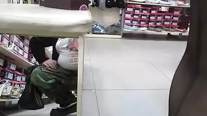 Una perra borracha disfruta cojiendo señoras mexicanas del sexo rápido en un colchón.