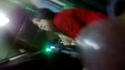 Dos maduras desnudas mexicanas geishas lindas que sirven a un coreano en una sauna.
