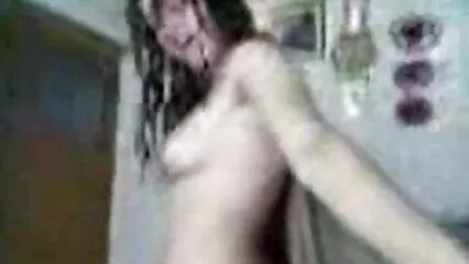 Madres e maduras mexicanas desnudas hijas se besan una al lado de la otra en una fiesta de intercambio de parejas súper grande.