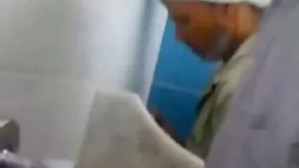La enfermera de turno lava el pene del paciente clavado en cogiendo con señoras mexicanas la cama.